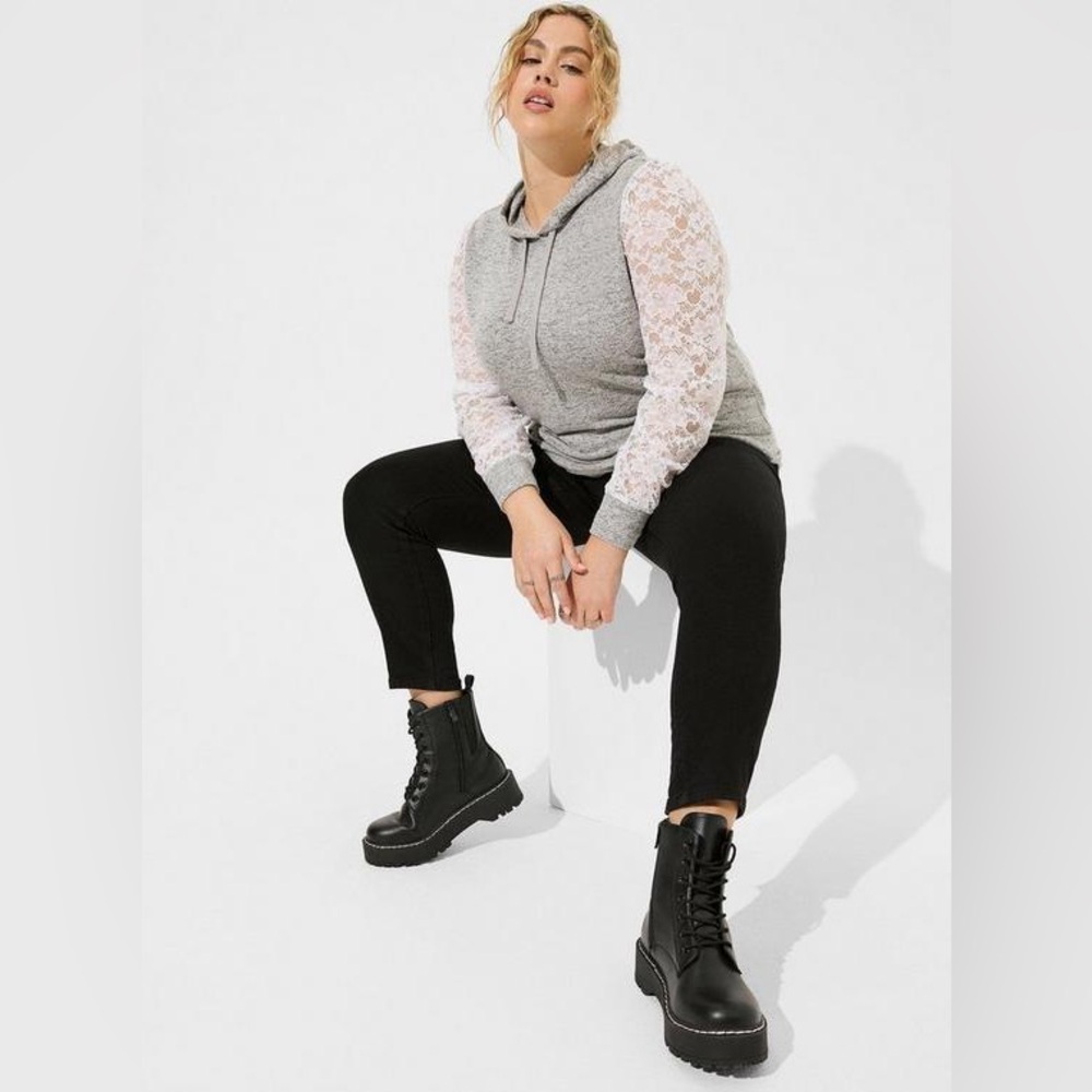 NWT Torrid Classic Fit Cozy Fleece Lace Sleeves
Hoodie in Gray Size 4 (4X) - Picture 3 of 12